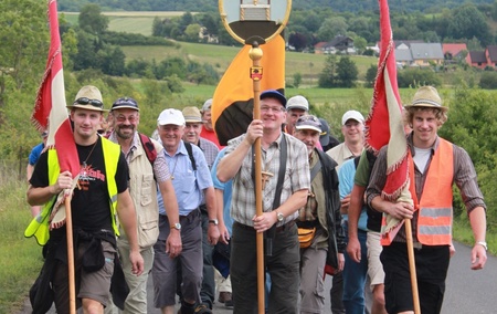 Auszug/Aufbruch zum Kreuzberg - Stets dabei Wallfahrtsbild Fahnenbegleitung, Blasmusik ……. 