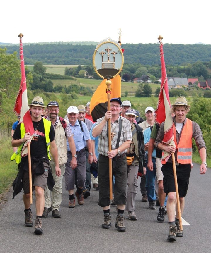 Auszug/Aufbruch zum Kreuzberg - Stets dabei Wallfahrtsbild Fahnenbegleitung, Blasmusik ……. 